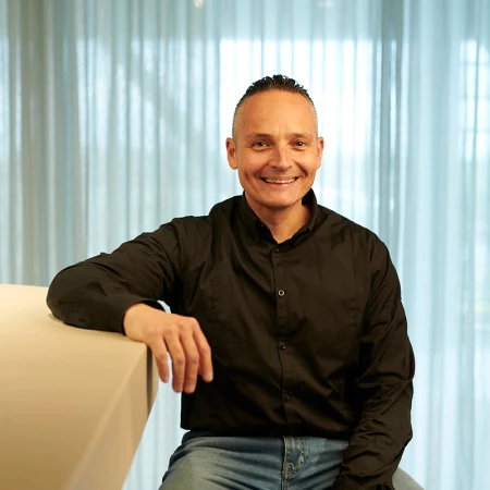 Giovanni, Lamettin tekninen vastuuhenkilö istuu baarissa näyttelytilassa.